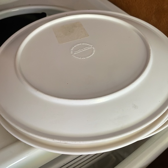 4 plastic plates - Picture 2 of 2